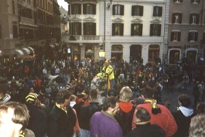 Schwarzgelb gefüllter Piazza di Spagna