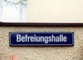 Wegweiser zu den Sanitäranlagen im Augustiner Keller in München