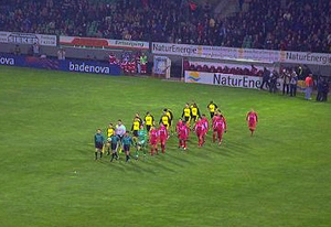 Die Mannschaften laufen ins Stadion ein