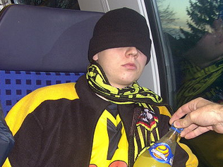 Ein BVB-Fan im Zug auf dem Weg nach Wolfsburg