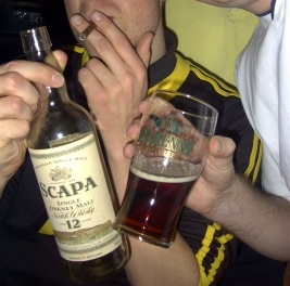 Mitglieder des Goldenen Oktober im Irish Pub