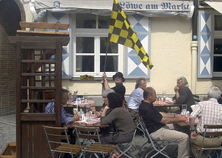 Zünftige Brotzeit im Biergarten „Löwe am Markt"