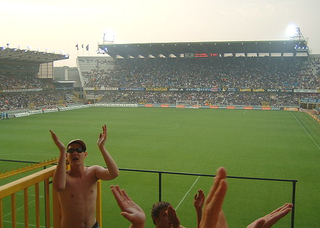 Blick aus dem Gästeblock des Jan-Breydel-Stadion auf das Spielfeld